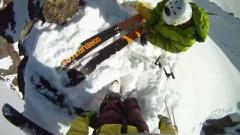 un skieur chute du sommet d'une montagne