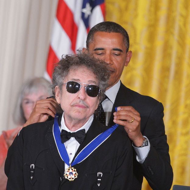 Le Président Barack Obama décorant Bob Dylan de la presidential medal of freedom