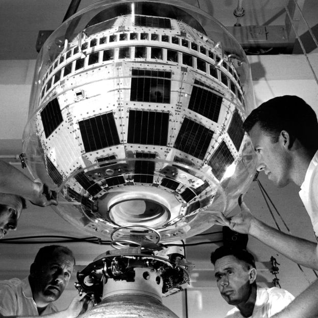 Photo du montage de Telstar 1 sur sa fusée de lancement en 1962.