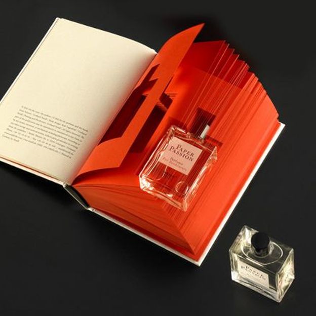 Un parfum à l'odeur de papier qui sort de l'imprimerie, dans un emballage Lagerfeld