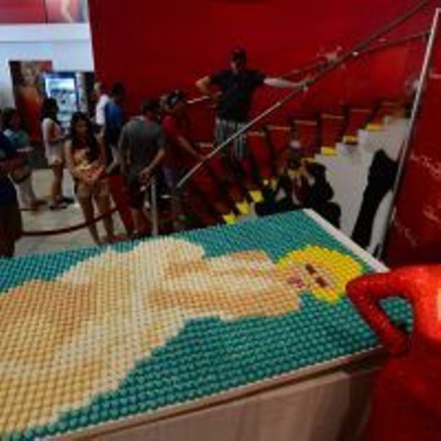Un gâteau d'anniversaire pour la Marilyn en cire du Musée Tussaud de New-York : 2100 cupckakes pour la star qui aurait fêté ses 86 ans le 31 mai.
