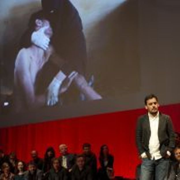 Le photographe free lance espagnol Samuel Aranda devant une projection de la photo qui lui a permis de remporter le prix World Press Photo