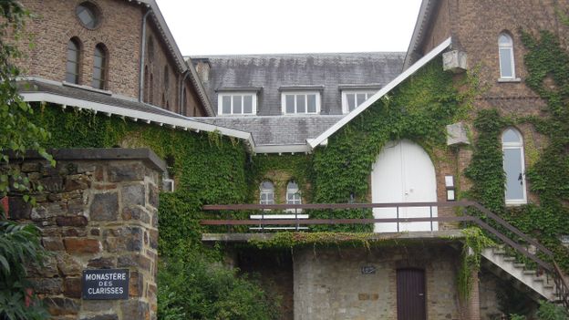 Le monastère se situe sur les hauteurs de Malonne.