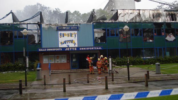 Le centre sportif de Jette complètement détruit par les flammes