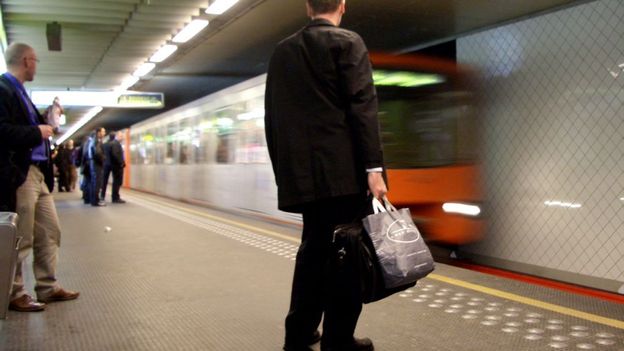 Ces derniers jours, nous avons nous-mêmes été abordés à deux reprises dans le métro par des témoins de Jéhovah. Ces derniers jours, nous avons nous-mêmes été abordés à deux reprises dans le métro par des témoins de Jéhovah.