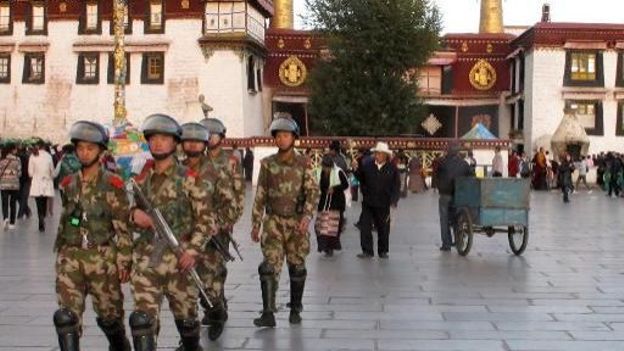 Des militaires chinois patrouillent dans les rues de Lhassa, la capitale du Tibet