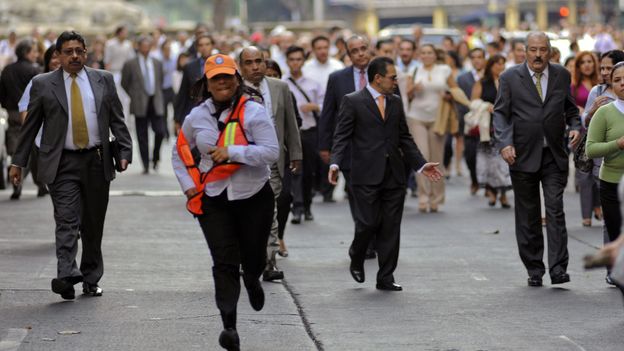 Des mexicains regagnent leurs bureaux après un séisme