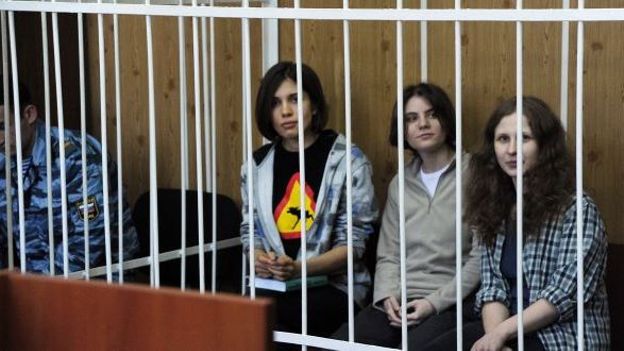 Nadezhda Tolokonnikova (G), Yekaterina Samutsevitch (C) et Maria Alyokhina (D)  