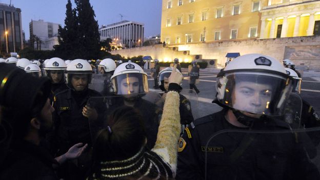 Austérité: en Grèce, on peut louer les policiers et leurs hélicoptères