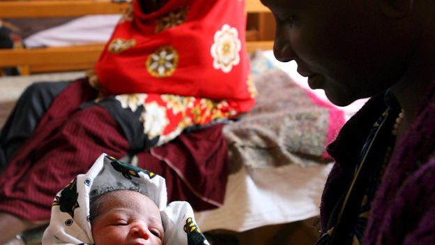Une femme tenant son bébé à l'hopital de Arusha, en Tanzanie