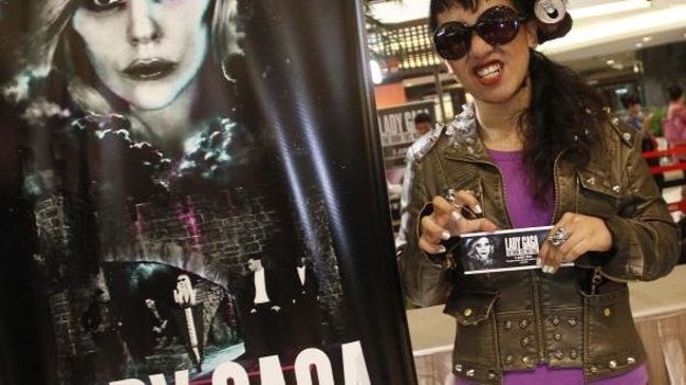 Une fan indonésienne de Lady Gaga exhibe son billet pour le concert interdit