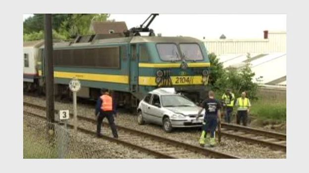 La voiture qui a été emboutie par le train