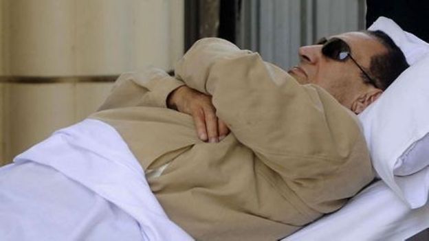 "Malade", l'ancien président égyptien Hosni Moubarak sauve sa tête