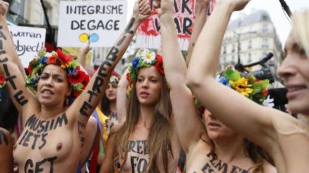 Les Femen ont manifesté dans les rues de Paris, où elles vont ouvrir un "centre d'entraînement"
