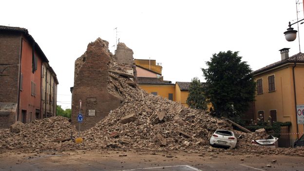 Séisme en Italie: six morts, des centaines de millions d'euros de dégâts