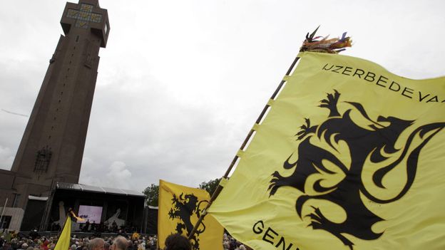 Les drapeaux flamands au pèlerinage de l'Yser, en 2011