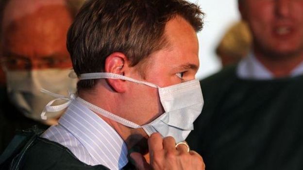 Daniel Bahr lors de sa visite à l'hôpital de Hambourg, le 5 juin 2011