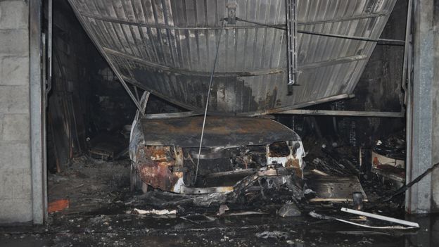 La voiture incendiée à Charleroi
