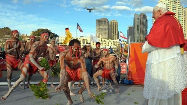 Des aborigènes dansent pour le pape Benoît XVI en 2008