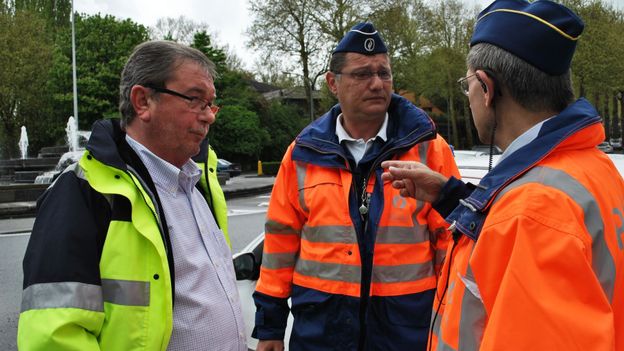 Claude Michez en compagnie de la police tournaisienne. 