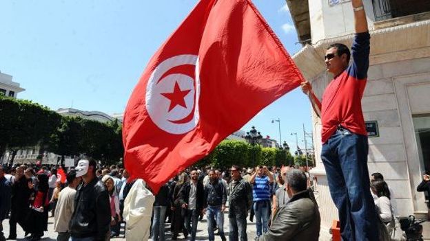 Illustration: foule et drapeau tunisien avenue Habib Bourguiba