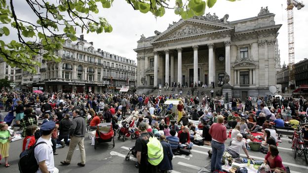 La ville de Bruxelles annonce une piétonisation, tous les dimanches de l'été, du tronçon occupé par les pique-niqueurs