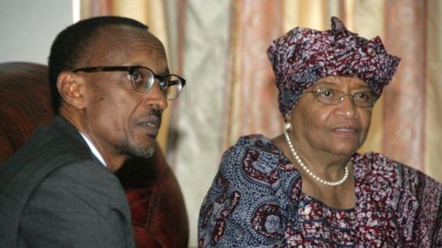Paul Kagale, président rwandais (à gauche)