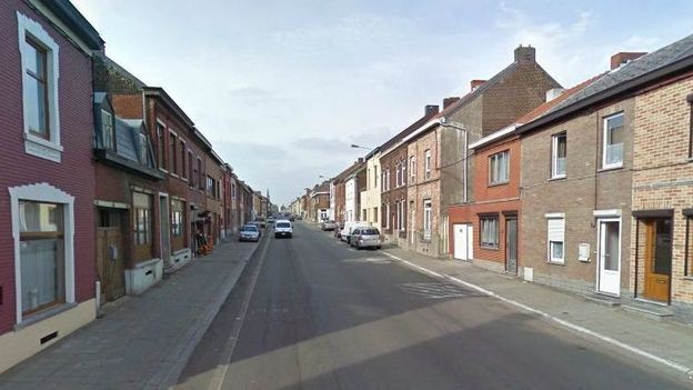 La rue Général de Gaulle est une longue artère bien droite de Courcelles