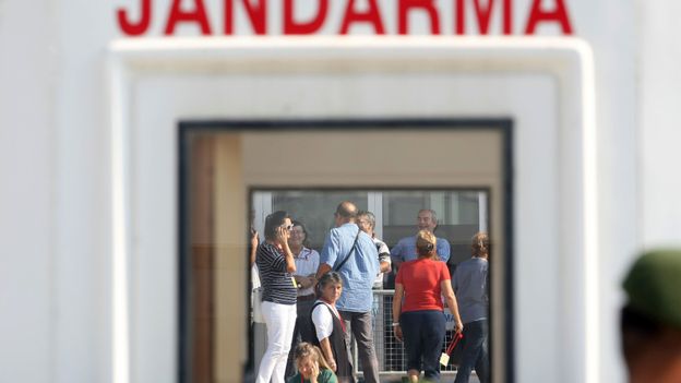 Les familles des accusés attendent