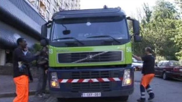 Le camion poubelle protégé par la police