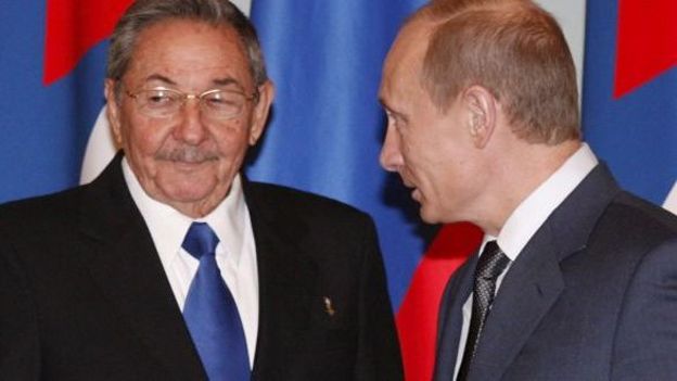 Raul Castro (G) et Vladimir Poutine (D) à Moscou en 2009
