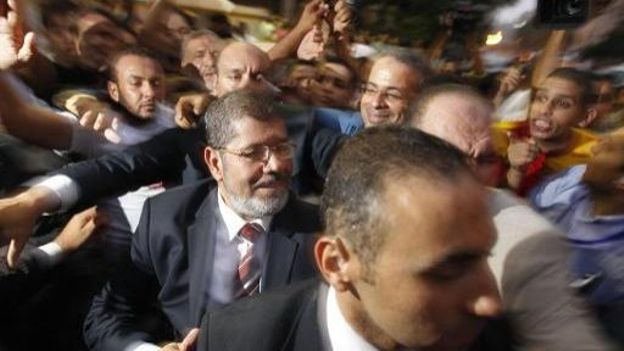 Les Frères musulmans revendiquent la victoire pour leur candidat Mohammad Morsi à la présidentielle égyptienne
