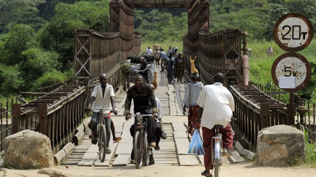 Un pont par-dessus la rivière Tshopo, près de la centrale hydroélectrique au Kisangan