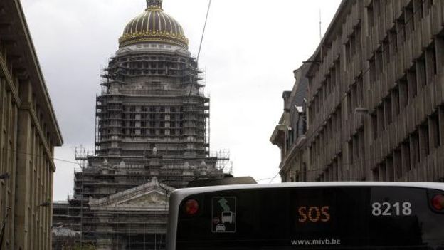 Vue sur le palais de Justice depuis la rue de la Régence
