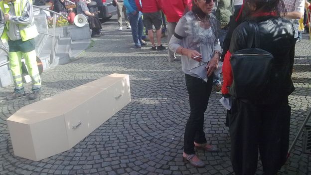 Ils étaient environ 200 devant l’Hôtel de ville ce jeudi matin.