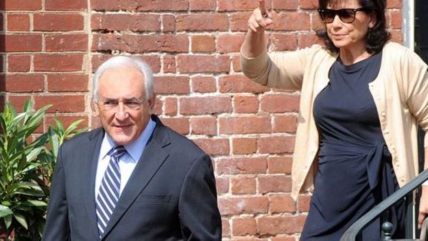 Anne Sinclair et Dominique Strauss-Kahn sortant de leur maison de Washington