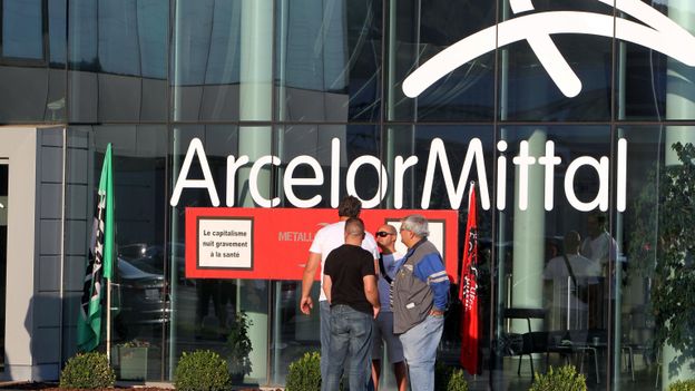 Des travailleurs d'Arcelor Mittal devant le bâtiment de la direction, en octobre 2011