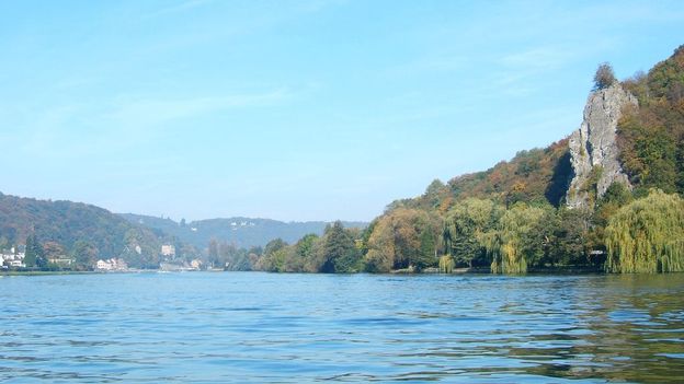 A l’origine, la Meuse glissait à la fois vers l'est et vers l'ouest de l'actuelle Belgique. Ici, le fleuve pris entre Namur et Dinant. 