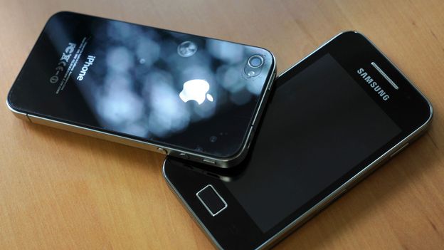 Un appareil Apple et un Samsung