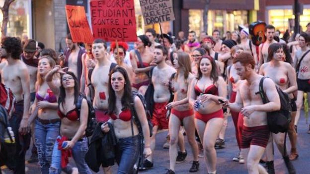 Les étudiants nus dans la rue à Montréal