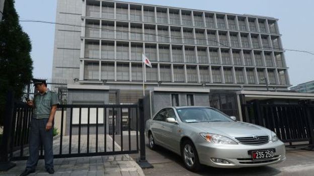 Une voiture sort de l'ambassade du Japon à Pékin