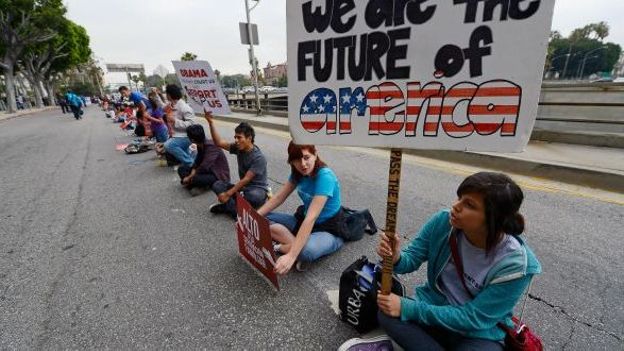 Illustration: des jeunes immigrants manifestent à Los Angeles