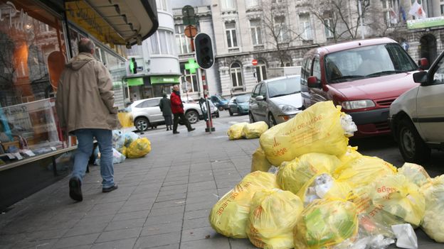 Poubelles sur un trottoir à Liège