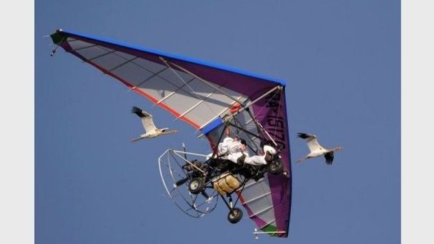Vladimir Poutine pilote un deltaplane et vole à côté de grues, le 5 septembre 2012 en Sibérie