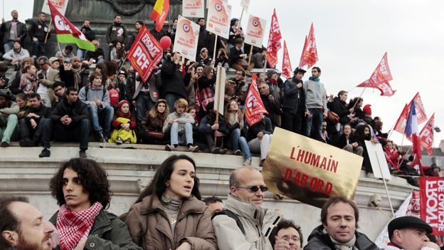 Paris: le candidat Jean-Luc Mélenchon déclenche une vague rouge