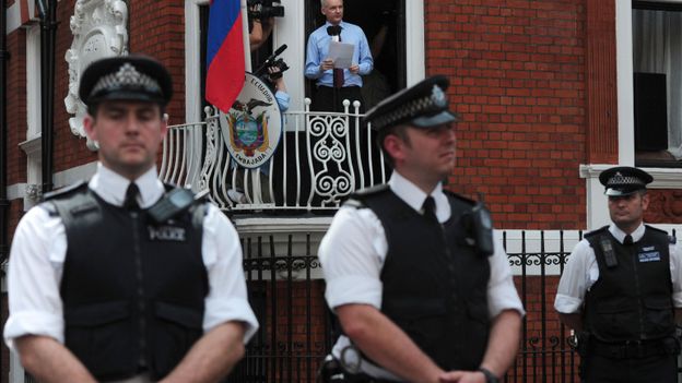 Julian Assange lors de sa déclaration devant les médias ce dimanche