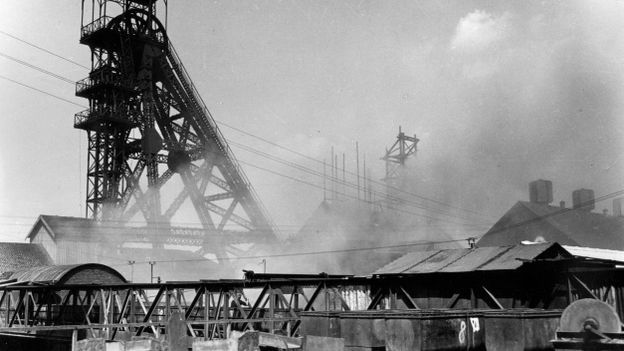 Le site du Bois du Cazier lors de l'incendie catastrophique de 1956