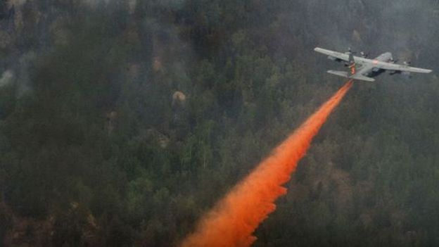 Un C130 arrose l'incendie