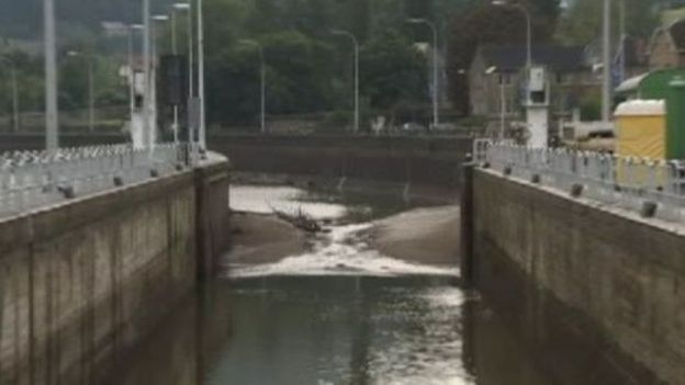 La Meuse s'écoule vers l'aval