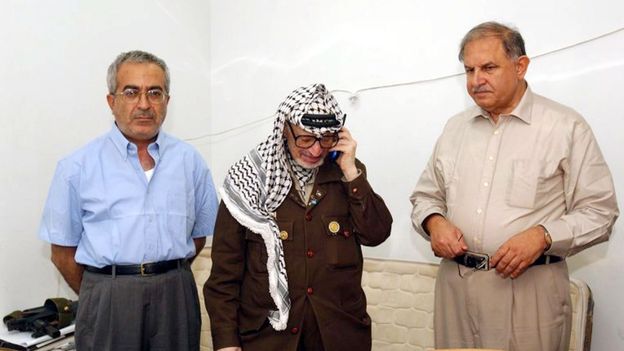 Hani al-Hassan (droite) en présence de Yasser Arafat
